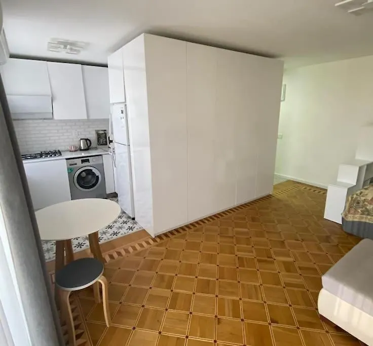 Deluxe Studio Apartment With Sunny Balcony View Baku 0*,